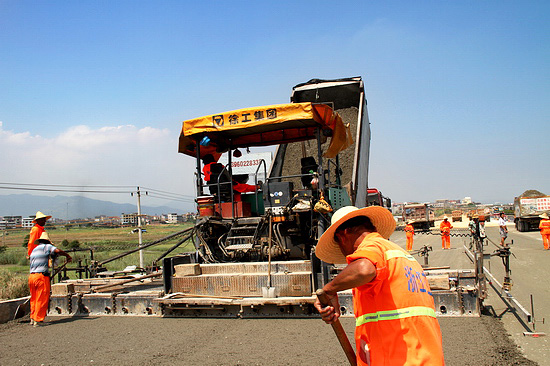 徐工壓路機(jī)工作現(xiàn)場(chǎng)圖，河南路友機(jī)械有限公司提供！