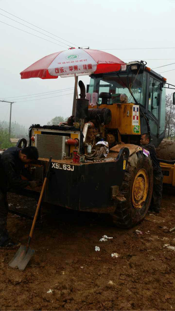 河南最好的壓路機維修團隊工作圖