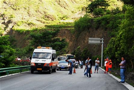 道路中斷，車輛受阻