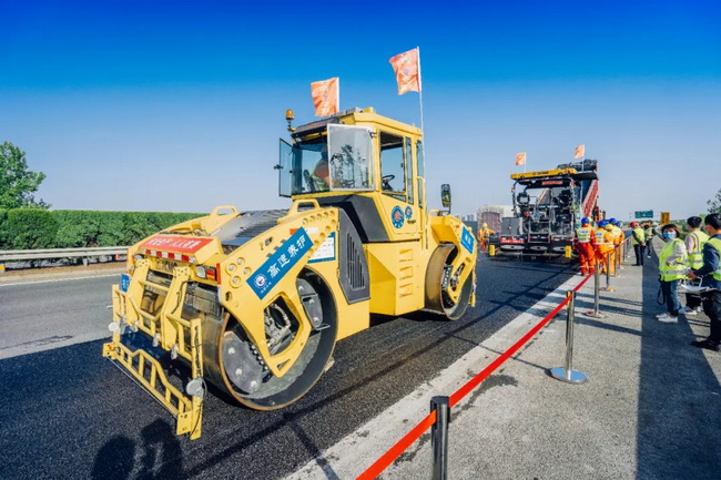 全新雙鋼輪壓路機(jī)、輪胎壓路機(jī)、瀝青攤鋪機(jī)正在有序施工