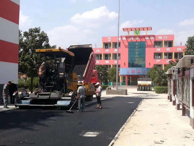 徐工攤鋪機助力登封市唐莊初級中學校園道路施工