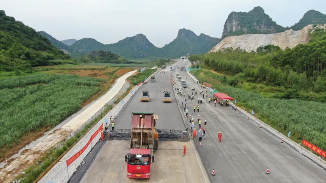 徐工無(wú)人駕駛壓路機(jī)再現(xiàn)新柳南高速