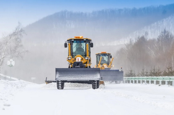 徐工平地機(jī)為冬季雪天的交通運輸隱患提供了近乎完美的解決方案