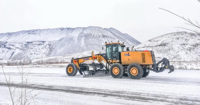 徐工平地機(jī)在露天煤礦進(jìn)行除雪工作