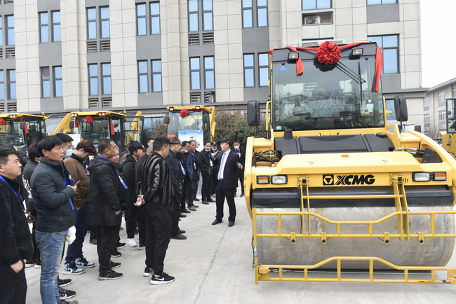 徐工壓路機(jī)現(xiàn)場(chǎng)展示