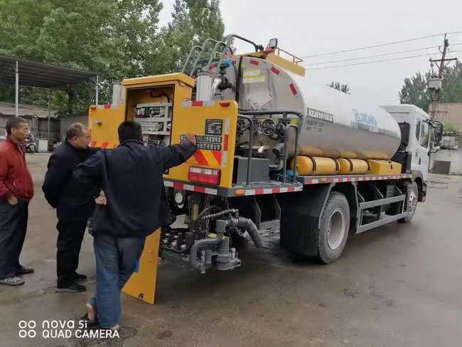 徐工XLS805全智能瀝青灑布車發(fā)往神都洛陽(yáng)