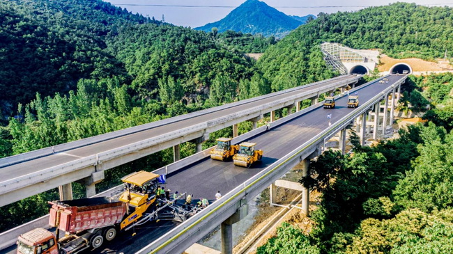 徐工無人集群道路機械在河南高速上首次進行的無人化集群施工應用