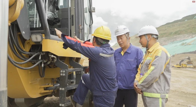 徐工技術(shù)人員與機(jī)手、施工方責(zé)任人交流設(shè)備使用情況