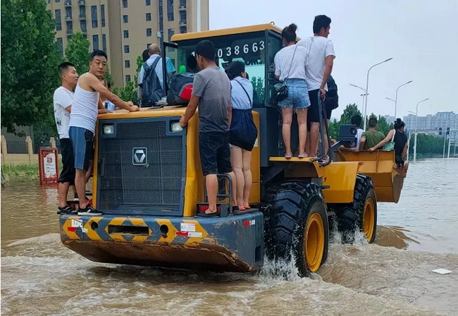 徐工裝載機攜風裹雨接力救援